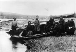 Pasvik-skoltesamer i robåt, Sør- Varanger, Finnmark, på vei 