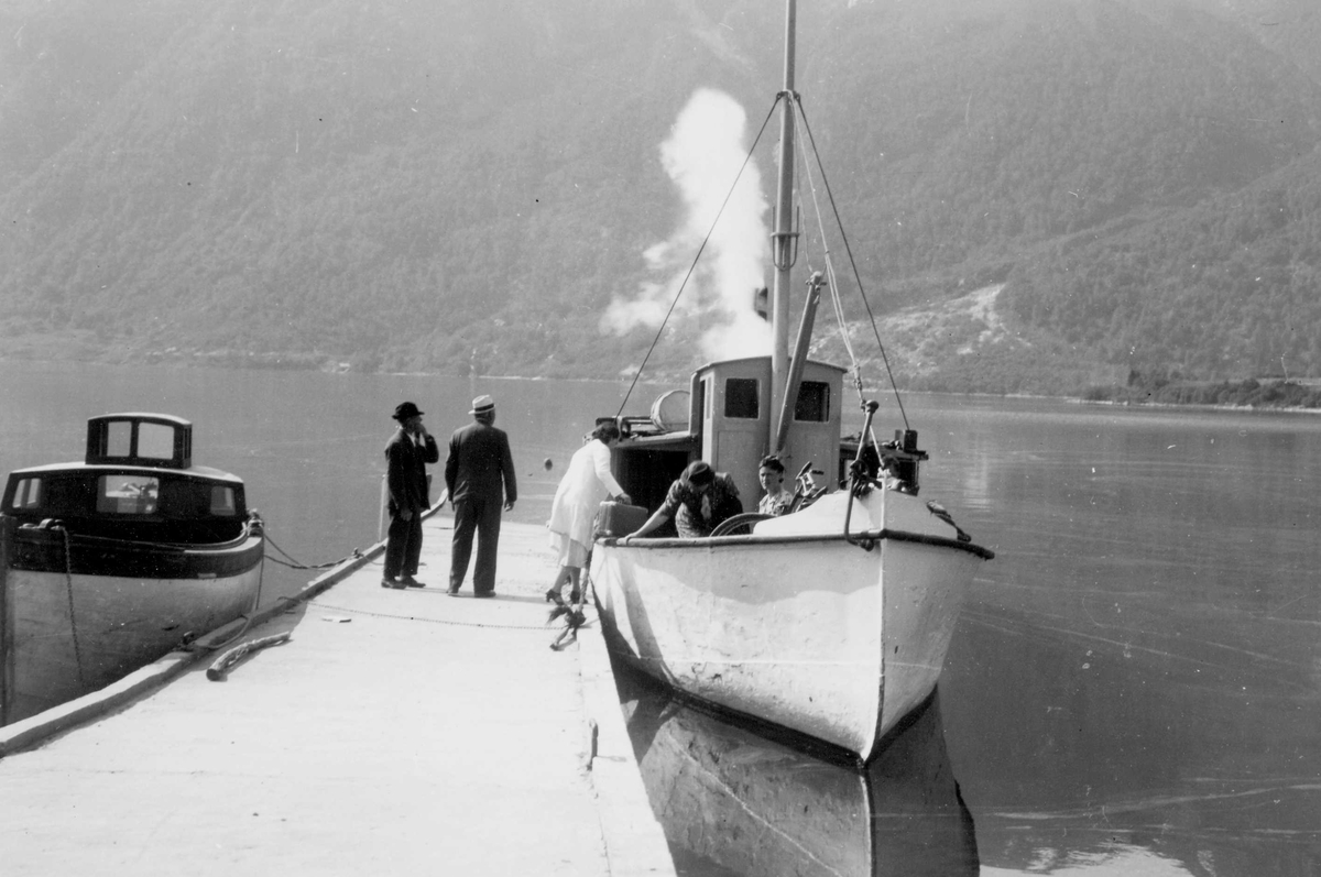 Båt på Eikesdalsvatnet i Nesset i Møre og Romsdal.