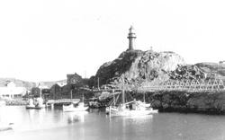 Båter og bebyggelse ved Ona-fyr på Sandøy i Møre og Romsdal.