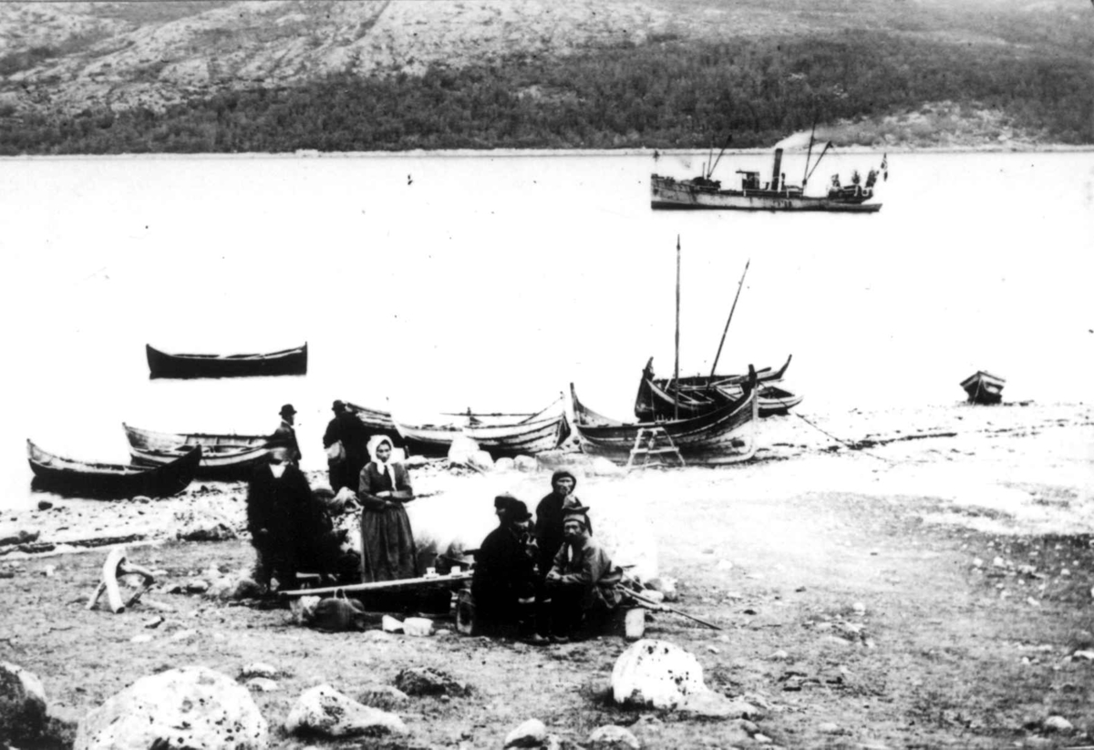 Valgmannsvalget i Sør-Varanger, Finnmark, 1899. Samer som skal stemme. Småbåter ligger langs stranden. 