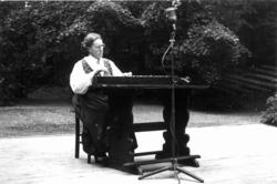 Ragna Brenno Frydenberg spiller langleik. Muligens fra Nordi