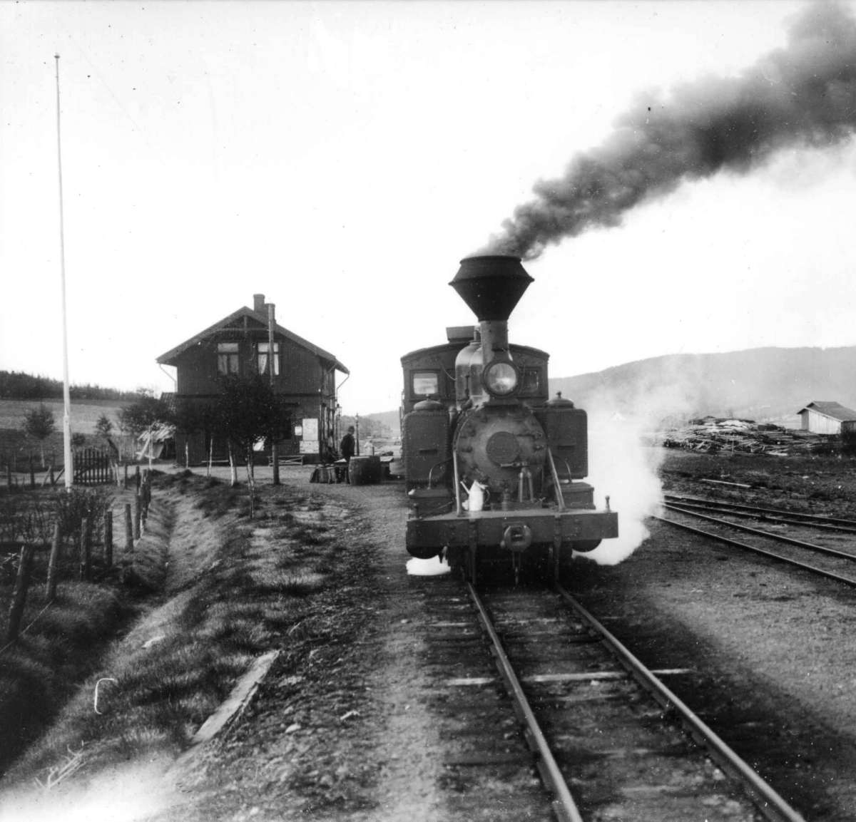 Skullerud, Aurskog-Høland, Akershus 1907. Damplokomotiv på vei ut fra jernbanestasjonen. Urskog-Hølandsbanen.