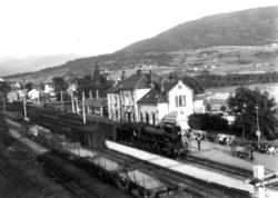 Voss jernbanestasjon 1939. Tog med damplokomotiv på stasjone