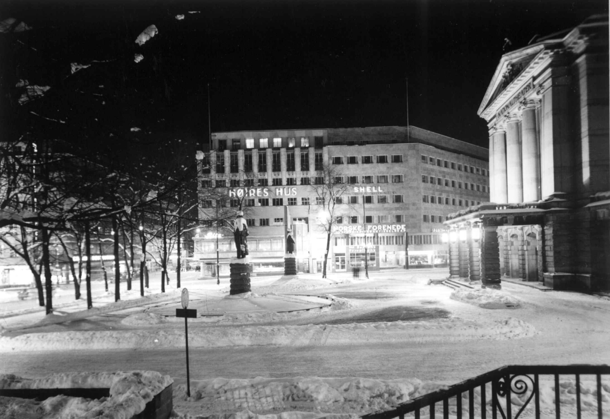 Høyres Hus og Nationalteateret, Oslo 1937. Vinterbilde fra plassen foran Nationaltheateret mot Høyres Hus, flombelyst.