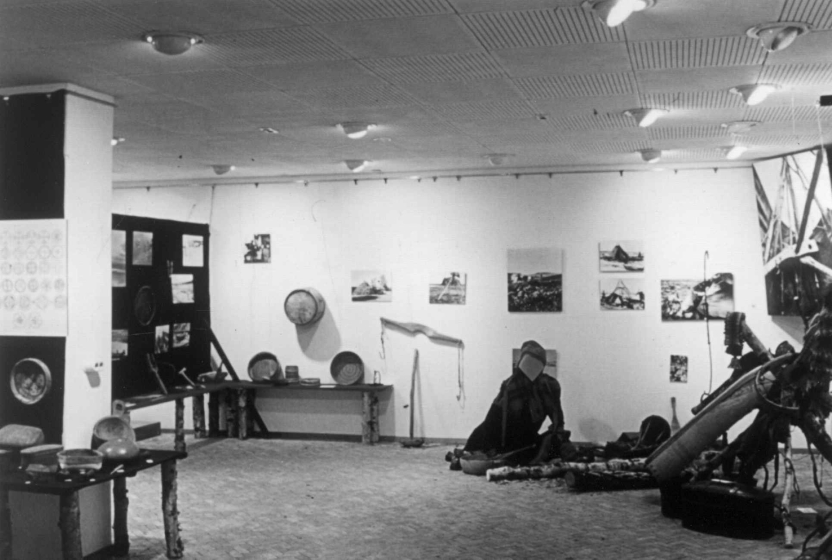 Diverse utstillingsgjenstander fra samisk utstilling i Groningen 1971.
