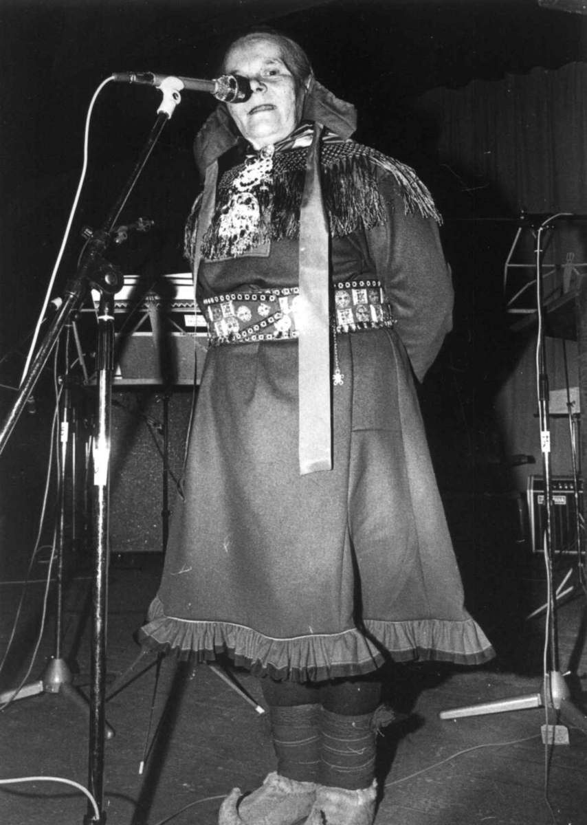 Berit Ellen Balto synger på joikekonsert vinteren 1978 i Karasjok Museum.