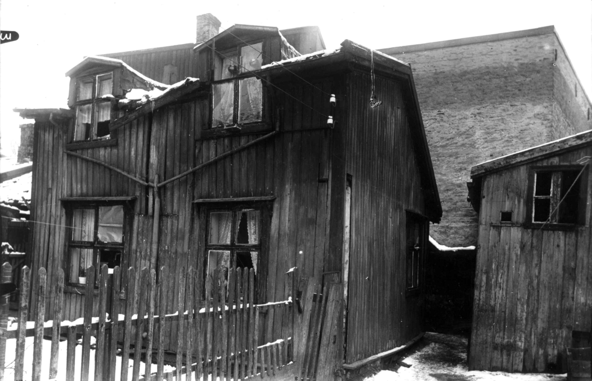 Bolighus, trebygning i dårlig forfatning, muligens Rodeløkka, Oslo.
Fra boliginspektør Nanna Brochs boligundersøkelser i Oslo 1920-årene.