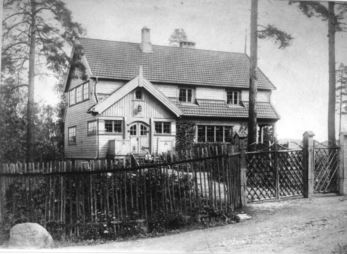 Eksteriør av Karistua, Lysaker, Bærum. av Arnstein Arneberg for