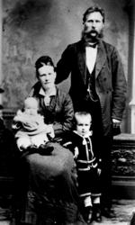 Visittkort. Portrett av familie - mann, kvinne og to barn.