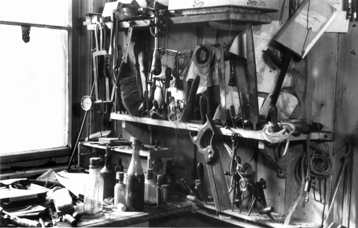 Fiolinmakerverksted, Brugata 6, Oslo, drevet av fiolinmaker Gunnar M. A. Røstad (1875-1947). Inventaret i verkstedet er overtatt av NF.
