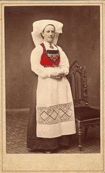 U.nr. Konedrakt fra Hardanger. Portrett av kvinne stående ve