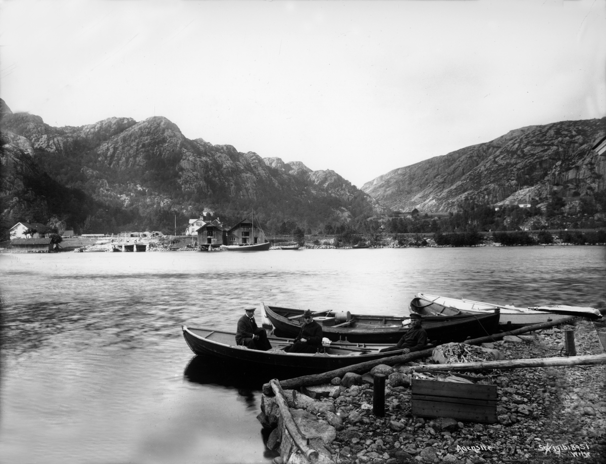 Fjellandskap med bebyggelse ved fjord, bryggeparti med fortøyde båter i forgrunnen, Åna-Sira, Sokndal, Rogaland.