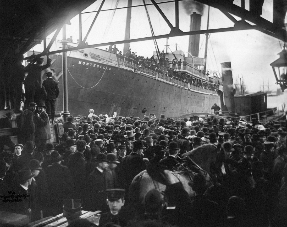 En stor menneskemnegde ved skipet "Montebello", som tok med seg nordmenn til Amerika.