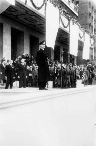Fra Oslo 7. juni 1945.
Kongen kommer tilbake.Kongefamilien samlet foran Rådhuset.Kongen holder tale.