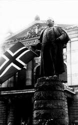 Fra Oslo under fredsdagene i 1945. Statue av Bjørnstjerne Bj