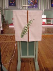 Sarpsborg kirke. 1. juledag, 25.12.2007. Lesepult. Hvitt kle