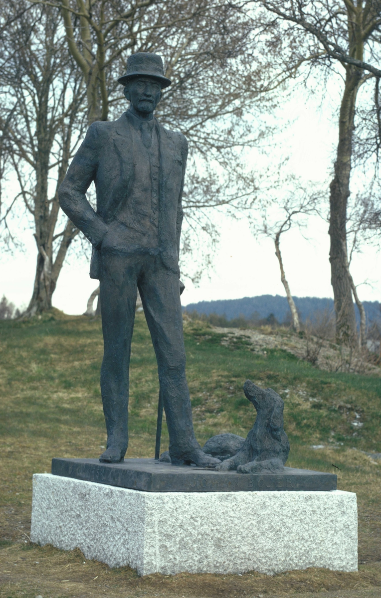 Skulptur av Johan Bojer, tilhørende Reinskloster ved Rissa i Sør-Trøndelag.