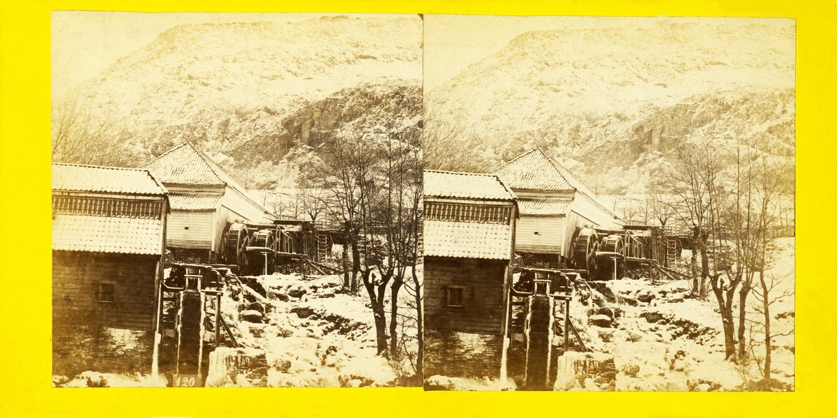 Stereoskopi. Møllendal, Bergen, Hordaland med Barkemøllen og Tyskemøllen ved Møllendalselven, før 1870.