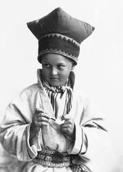 Gutt i samisk drakt - kofte og lue, som renser tobakkspipe..