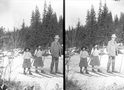 Far Axel Q. Wiborg med døtre på ski på Holoa, Hadeland, 1906