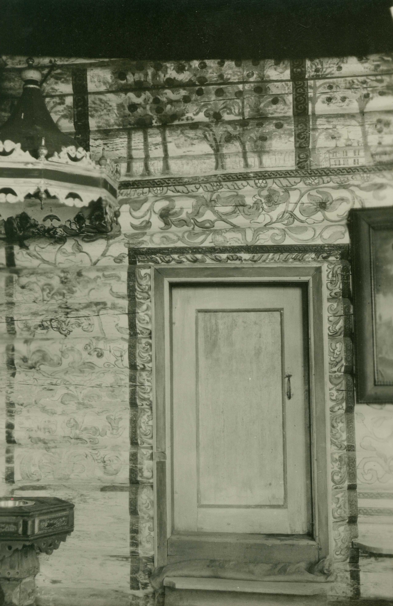 Interiør med veggdekor i sakrestiet nordvegg, Lyngdal kirke, Flesberg, Buskerud. Ant. fotografert 1931.