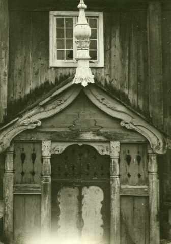 Inngangsparti i vestre stuebygning, Tofte, Dovre, Oppland.   Fotografert 1911.