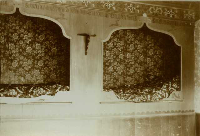 Senger i oppstuen, Belle, Lesja, Oppland. Fotografert 1910.
