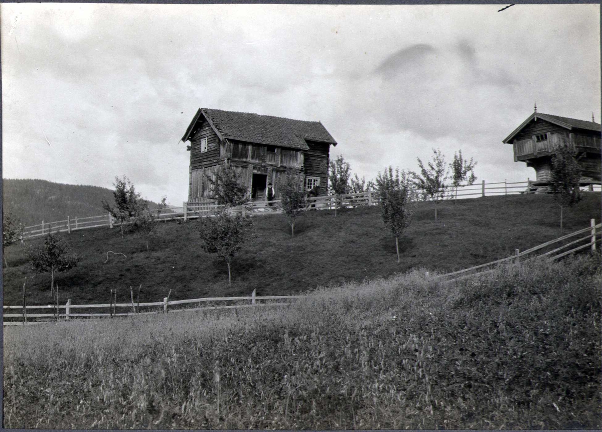 Gårdstun, Kleppen, Heddal, Notodden, Telemark. Fotografert 1912.