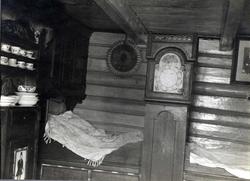 Interiør fra kove. Svålåstugo (Svalestuen), Hovin.