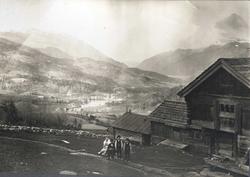 Gårdstun, Øvre Åbø , Hjartdal, Telemark. Fotografert 1915. F