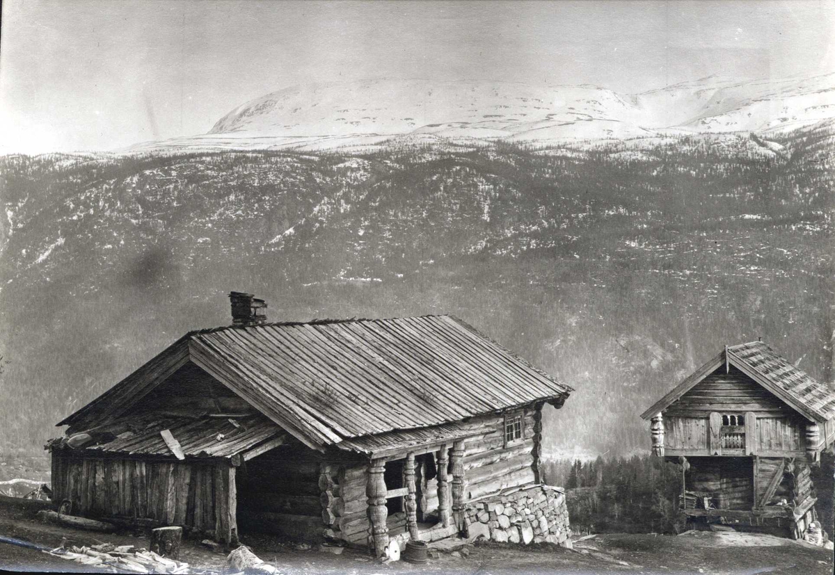 Mønsåsstue fra 1799 og loft, Øverbø, Hjartdal, Telemark. Fotografert 1915.