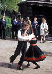 Norsk Folkemuseums dansegruppe, kledd i setesdalsdrakter, da