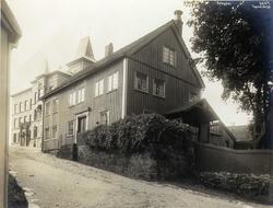 Bolighus, Tyholmen, Arendal, Aust-Agder, 1912. Bakken opp mo