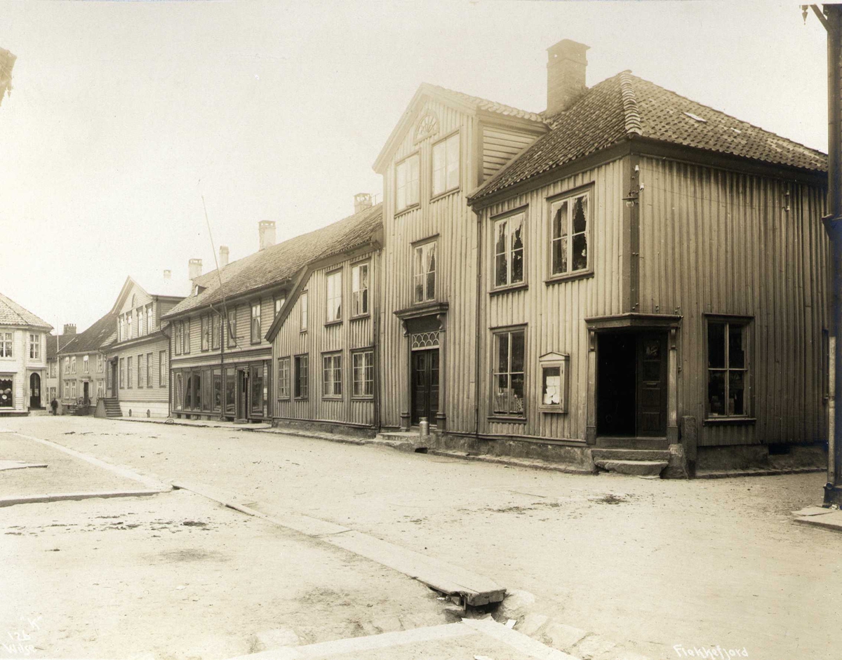 Gateparti, Flekkefjord, Vest-Agder. Fotografert 1912.