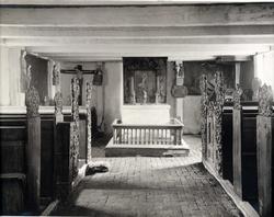 Altertavle og kirkebenker, Austrått kapell. Ørland, Sør-Trøn