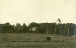 Gårdstun med Værnes kirke i bakgrunnen, Stjørdal,  Nord-Trøn