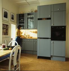 Kjøkkeninnredning i leilighet på Frogner i Oslo. Kvinne skjæ