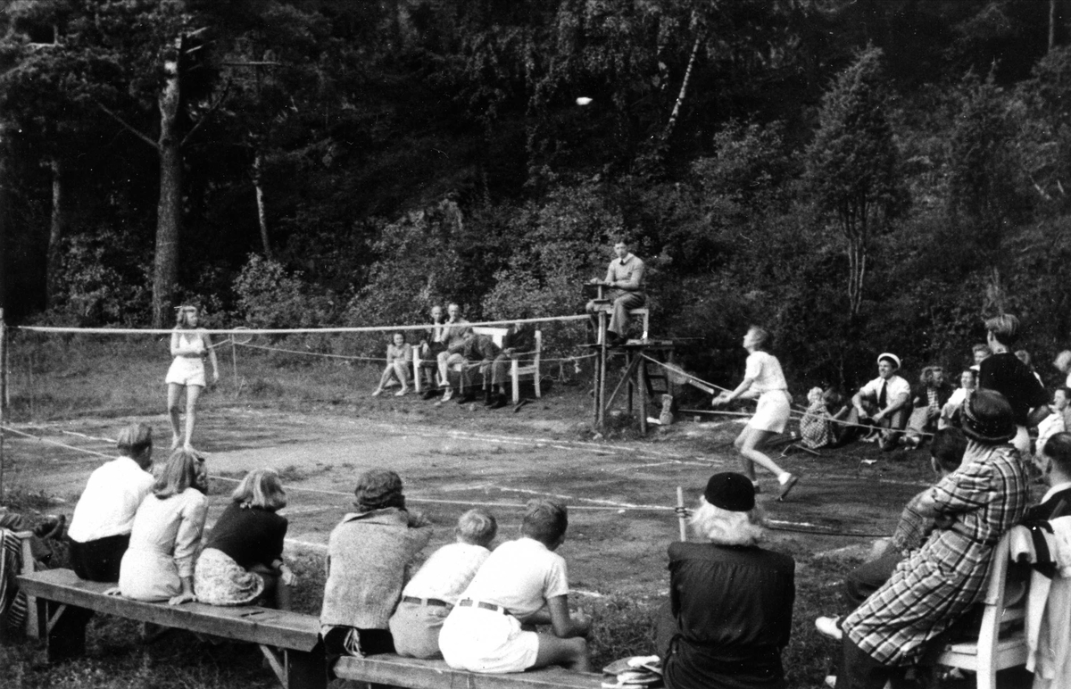 På badmintonbanen på  Oslo Godtemplarungdomslags feriehjem Kirkevik, Nesodden, 1940-tallet