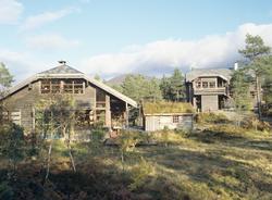 To hus og et gjestehus ligger vakkert i terrenget i Naustdal