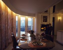 Et bord er dekket på til 6 personer, to gutter står ved en å