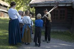 Levendegjøring på museum.Ferieskolen uke 31 i 2006. Elevene