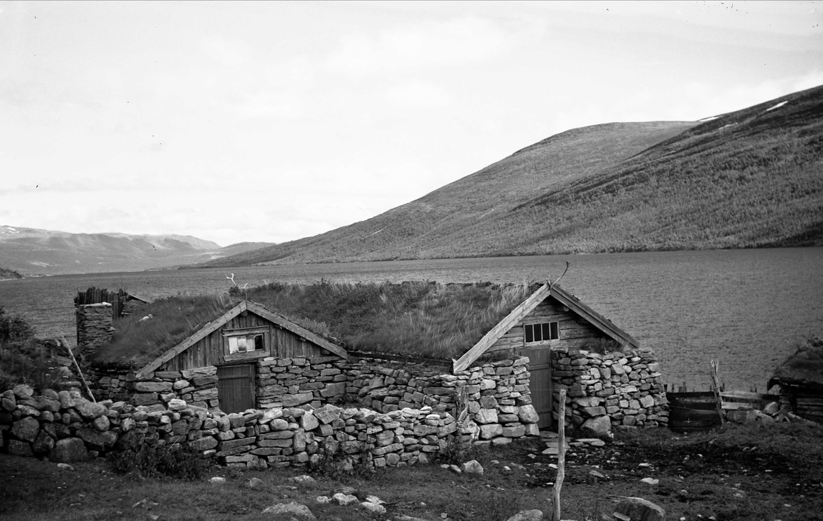 Setertun, Rensbekksætra, Gjevillvatnet, Oppdal, Sør-Trøndelag.  Fotografert 1940. Fra album. 