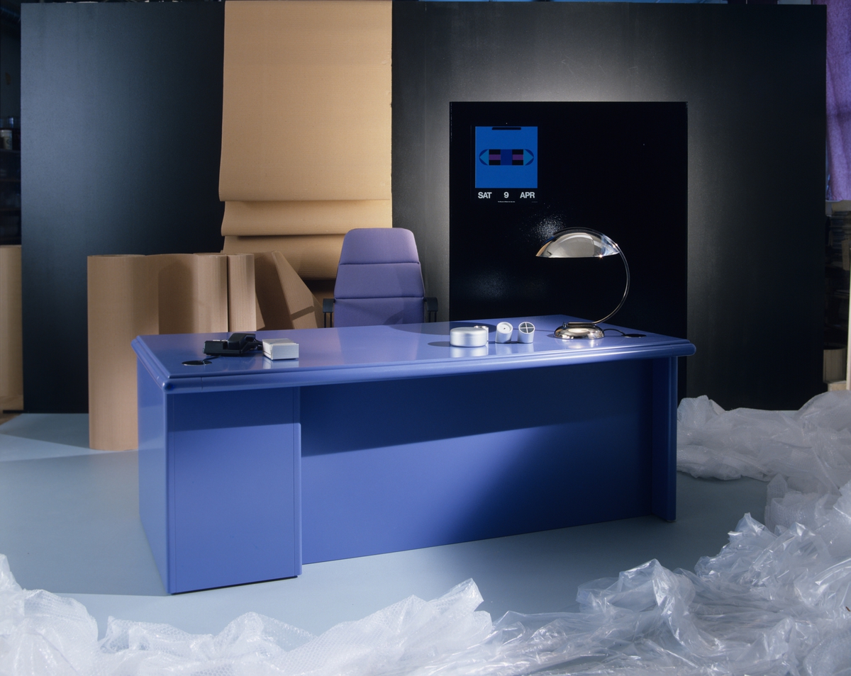 Hjemmekontoret kalt "Det rene, blå kontoret", svenskprodusert skrivebord, kan bestilles i 3000 forskjellige farger, skrivebordstolen også svensk. Illustrasjonsbilde fra Nye Bonytt 1988.