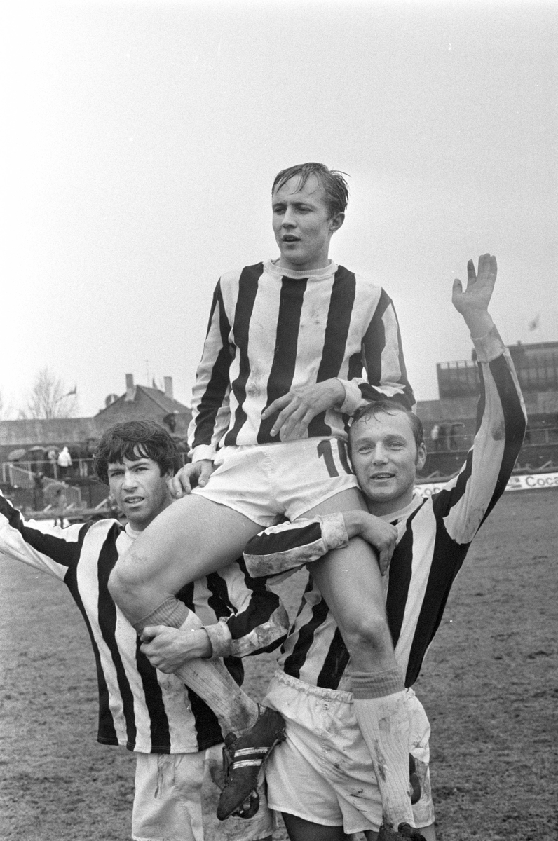 Serie. Fotballkamp mellom Skeid og Sarpsborg på Ullevål stadion, Oslo. Fotografert 27. april 1970.