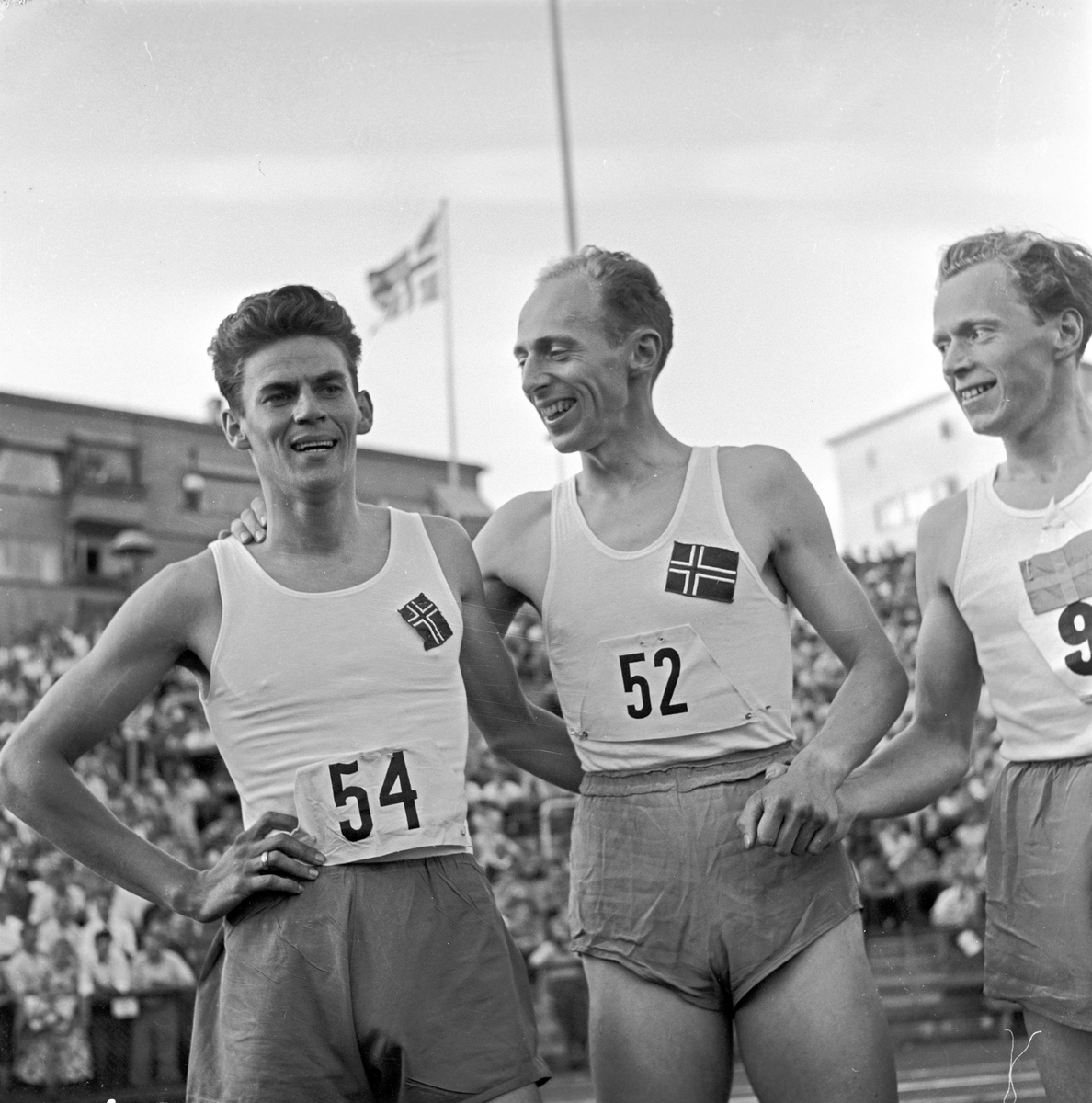 Serie. Landskamp i friidrett mellom Norge og Sverige på Bislett, Oslo. Fotografert 1956.