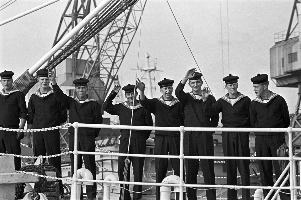Serie. Mannskap ombord på skoleskipet "Christian Radich". Fotografert okt. 1964.