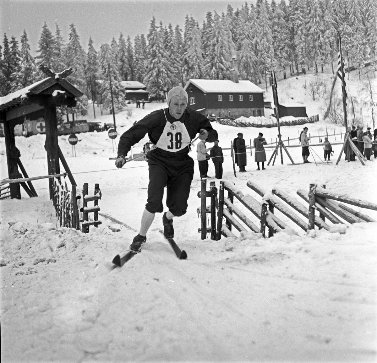 Serie. Skiløperen Håkon Brusveen går 18km i Holmenkollen, Oslo.  Fotografert 1952.