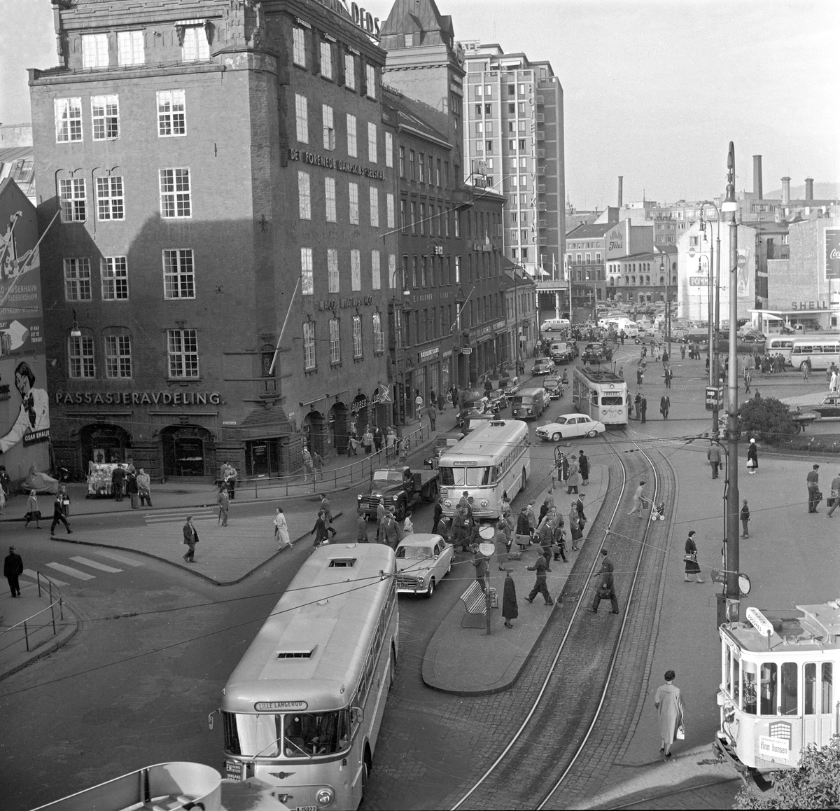 Serie. Fotgjengeroverganger og trafikk på Jernbanetorget i Oslo. Fotografert september 1958.

