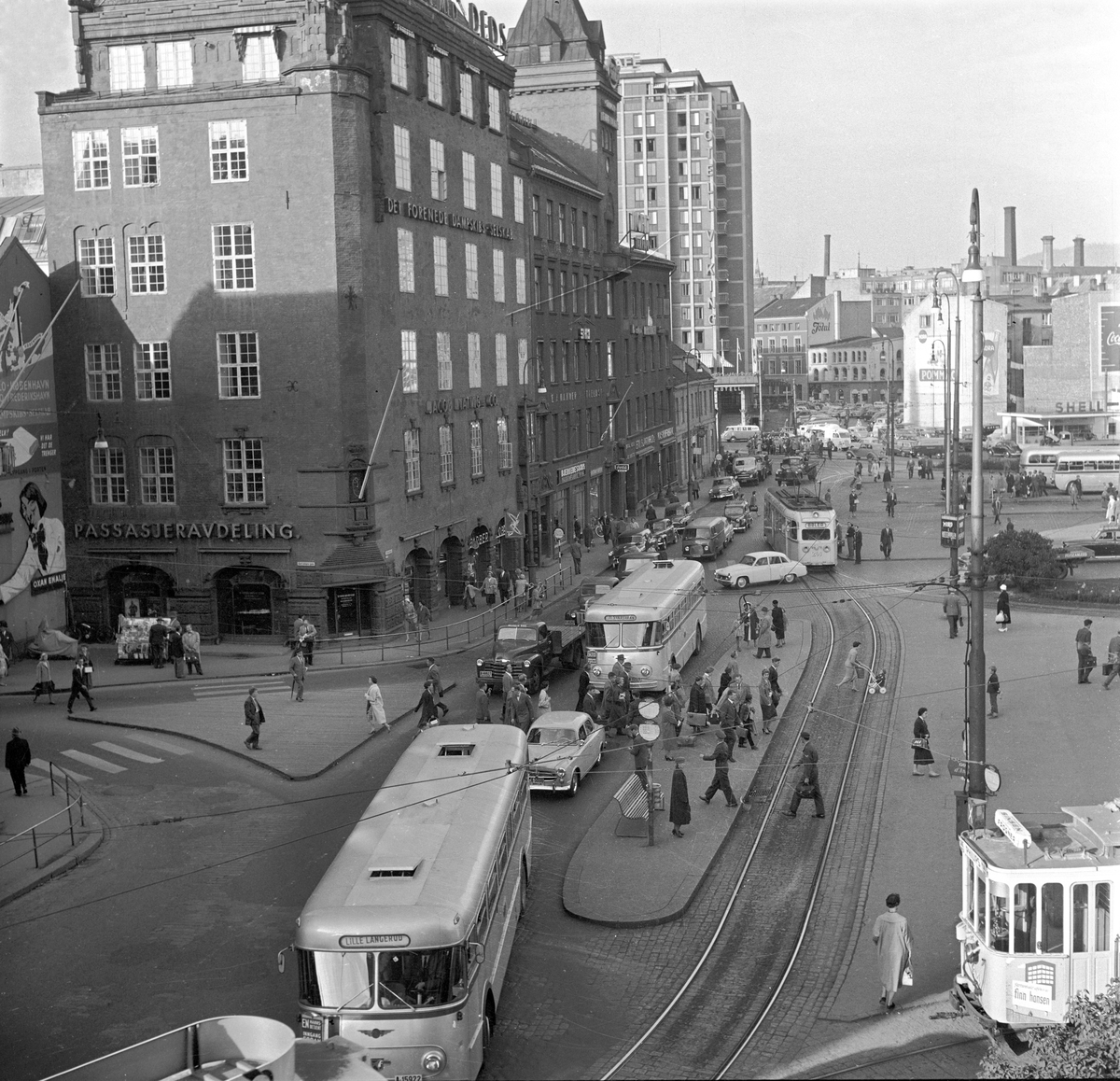 Serie. Fotgjengeroverganger og trafikk på Jernbanetorget i Oslo. Fotografert september 1958.

