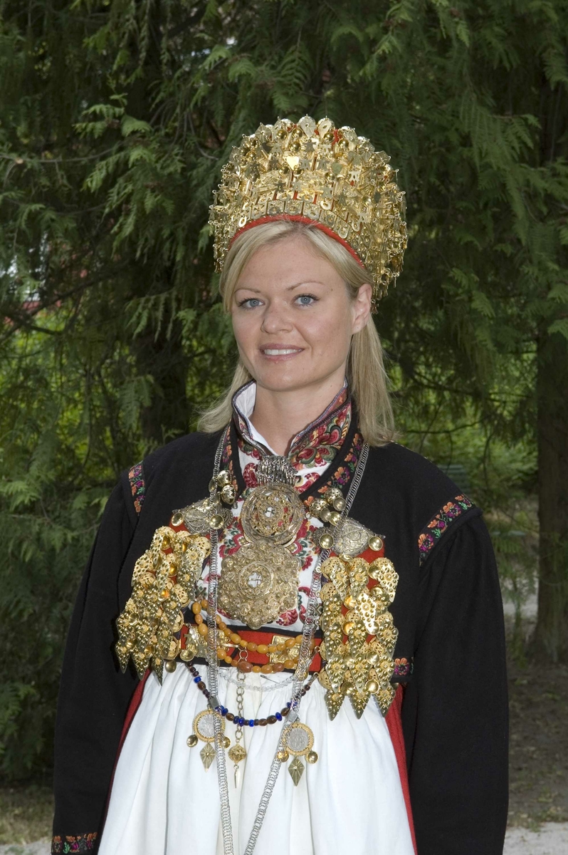 En serie bilder av kvinne i brudedrakt fra Telemark. - Norsk ...
